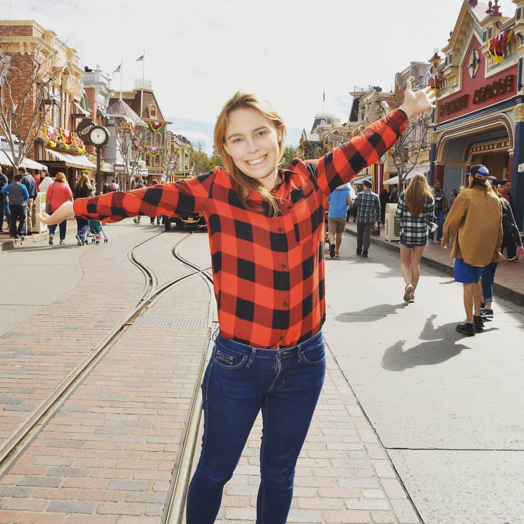 When your business meeting gets cancelled suddenly so you go to #Disneyland instead 👋

#disneylandcalifornia #frequenttraveller #worktripperks #worktripscanbefun #whenlifegivesyoulemonsmakelemonade