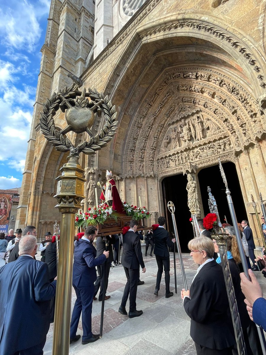 Nuestra Cofradía ha participado en el traslado de la imagen de Santo Tomás de Canterbury desde Puente Castro a la S.I. Catedral y en las posteriores Vísperas,  con motivo del CD Aniversario Fundacional de la Cofradía.

¡Que sea enhorabuena!

#angustiasysoledad1578 #semanasanta