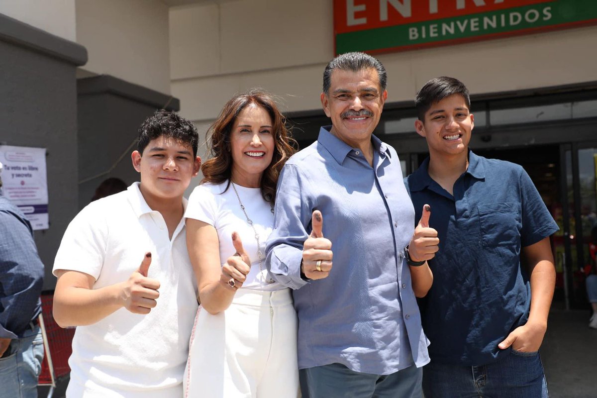 Este domingo acudí a votar en compañía con mi familia.

¡Que viva la democracia!

#Vota #VotoLibreYSecreto