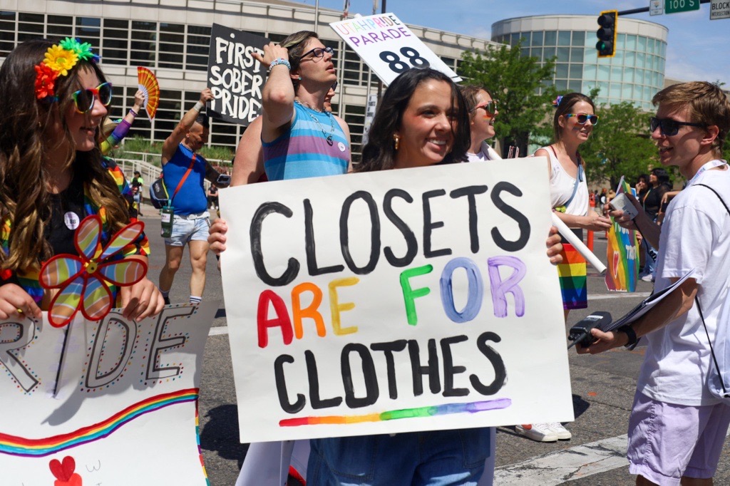 kslnewsradio's tweet photo. Crowds of people lined up on the streets of Salt Lake City for the annual Pride Parade Sunday morning.
📷Kennedy Camarena
#slcpride #utahprideparade #utahpridecenter https://t.co/0c0glW5tFH