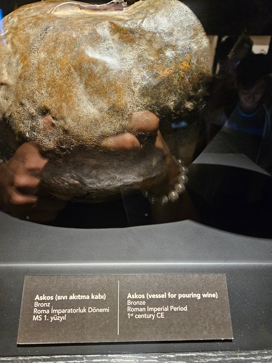 "Sıvı akıtma kabı" diye okuyunca bir an anlamadım. Sonra İngilizcesine baktım "şarap dökme/akıtma kabı" yazıyor. Müzelerde sansür mü var? Neden şarap yerine sıvı yazıyor? Bizden önce yaşayan medeniyetlerin de yaşam tarzına müdahale etmeye başlanmış 😶.#müze #sansür
