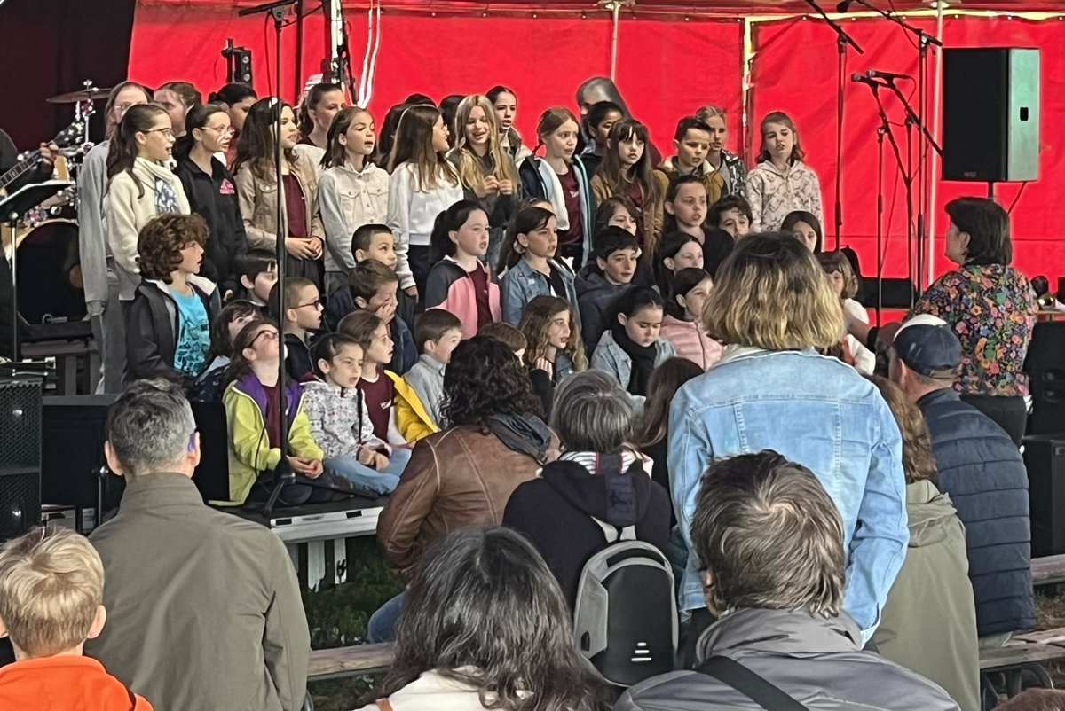 AndreMARTIN126's tweet image. Moment d’émotion Souslechapiteau D'Orée D'anjou pour célébrer le 40ème anniversaire de notre école de musique Mélodie - 40 ans de transmission, de rencontres, de partage en musique et en chanson… mais surtout 40 ans d’émotion !