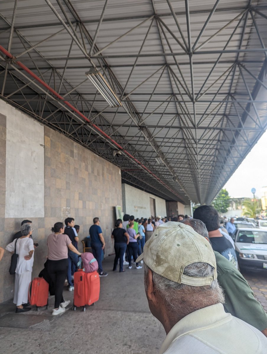 Asi las votaciones en Tampico .... 2pm y en la casilla del aeropuerto ya no hay nada, en la central de autobuses tampoco hay boletas!! 😭🥲 <a href="/tampico/">Tampico</a> <a href="/INEMexico/">@INEMexico</a> #INEQUIEROVOTAR