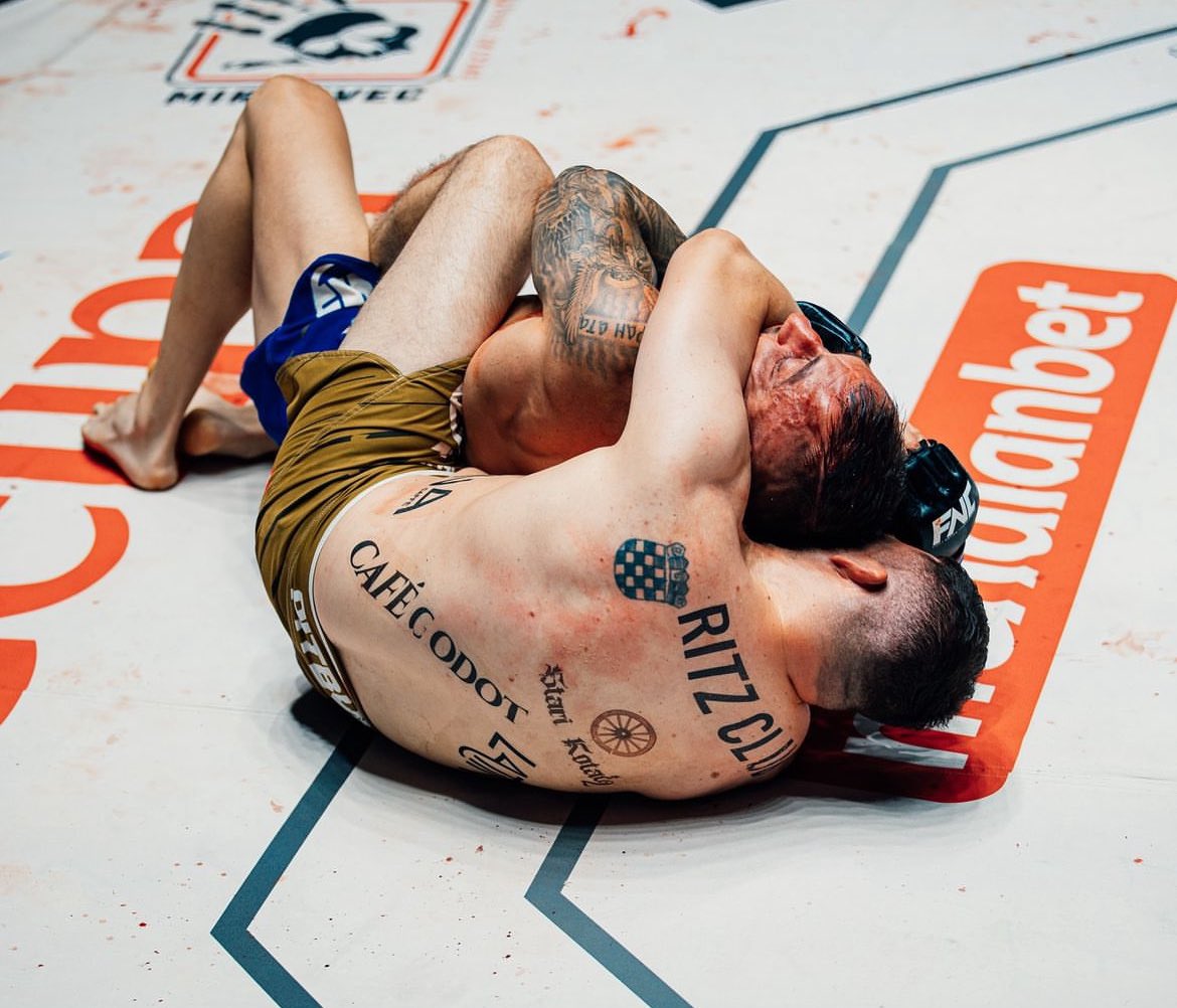 somosmma's tweet image. 🗣️¡VICTORIA DEL CROATA 🔥!

@CroataBarrio 🇦🇷 derrotó por Decisión a Dusan Dzakic 🇷🇸, ayer, en el evento 1️⃣7️⃣ de FNC, desde Belgrado📍, sumando su sexta victoria sin derrotas en la liga del sudeste europeo 🙌.