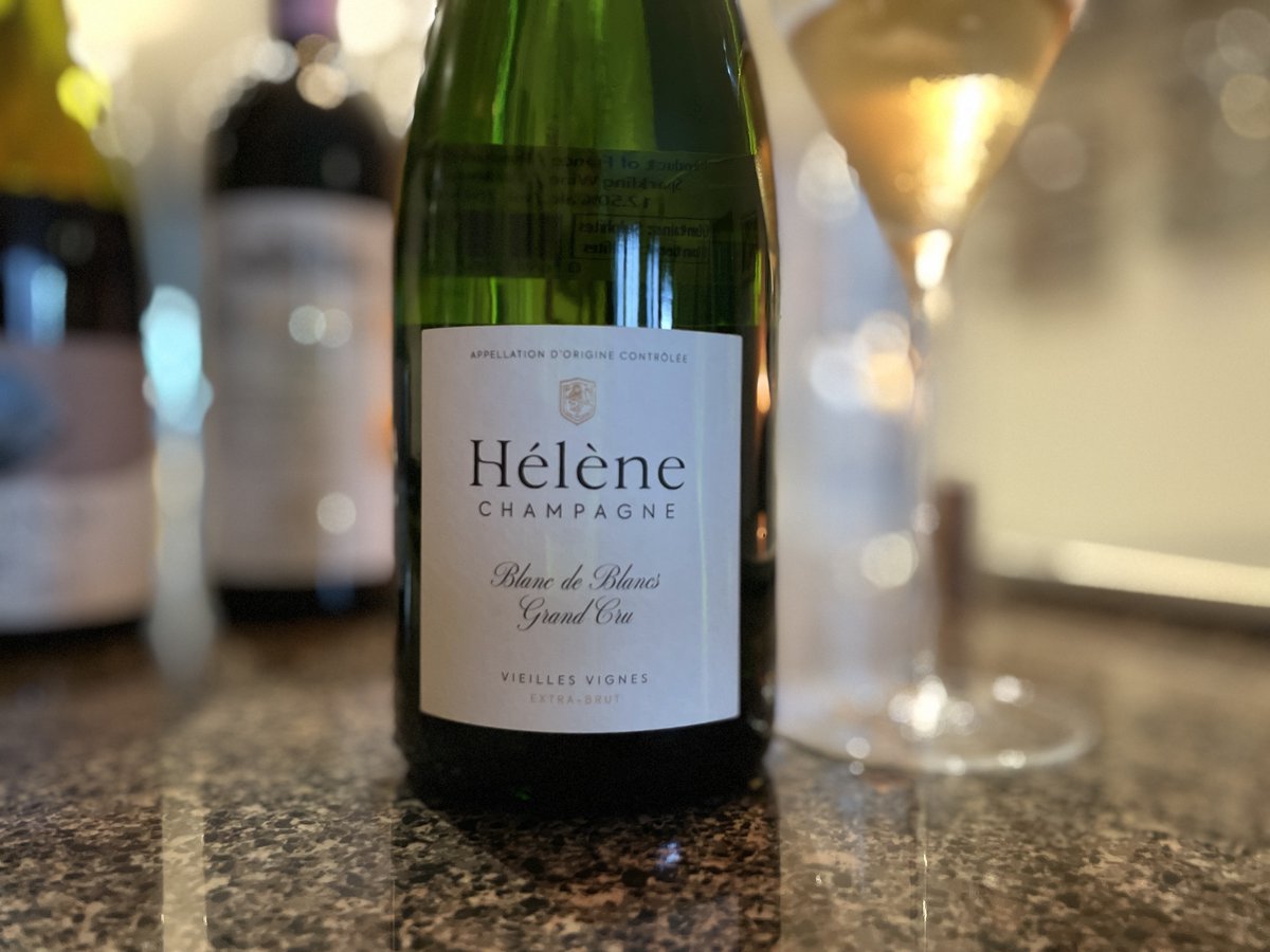 Such a highlight 💫

Domaine de Hélène Champagne Grand Cru Blanc de Blancs Vieilles Vignes Extra Brut, over on Wine Anorak 

wineanorak.com/2024/06/02/hig…

#Champagne 🍾