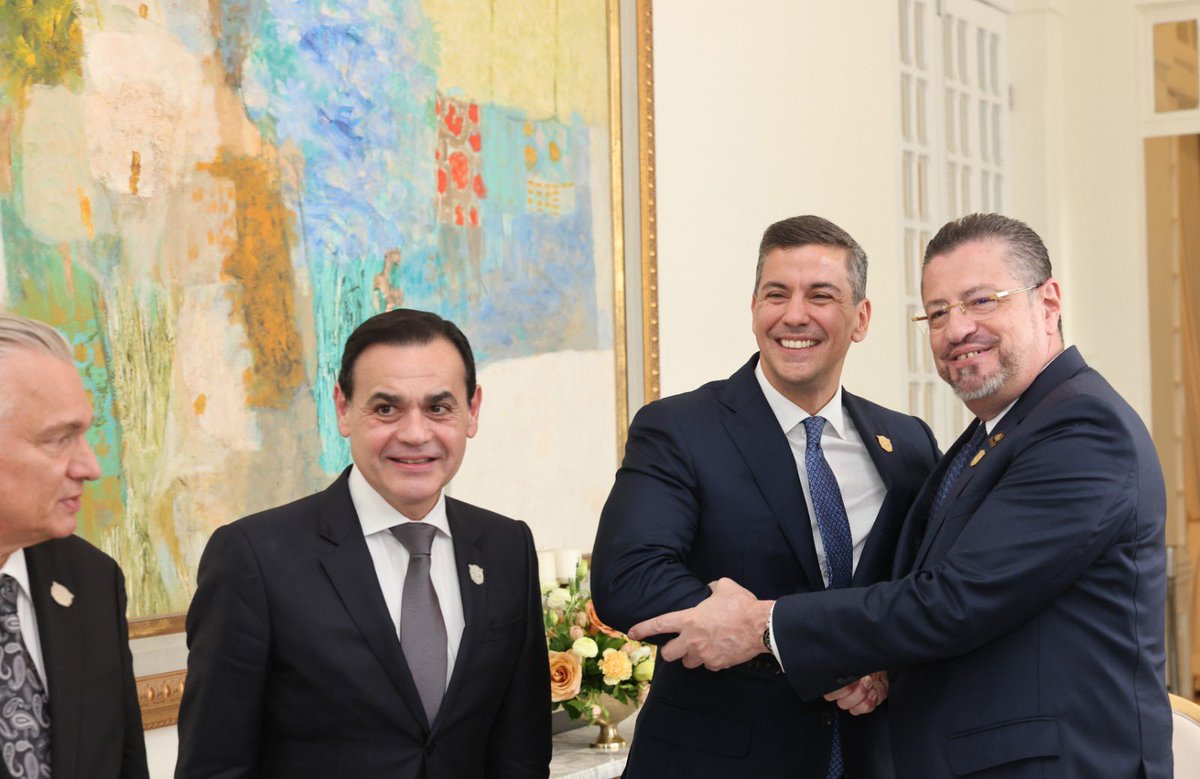 PresidenciaPy's tweet photo. El presidente @SantiPenap mantuvo un encuentro con el presidente de Costa Rica, @RodrigoChavesR. Hablaron sobre el fortalecimiento de la cooperación en áreas clave como el comercio, medio ambiente y educación. 🇵🇾🇨🇷 https://t.co/694RjqBpSt