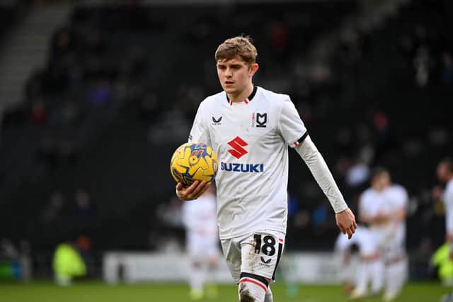 🚨 QPR have made an offer of around £750k to sign MK Dons forward Max Dean.

The 20 year old scored 19 goals in 34 games for the Dons in the last season but it is thought the MK Dons will want in excess of £2M for the striker.

#QPR #MKDons

(Source: Evening Telegraph)
