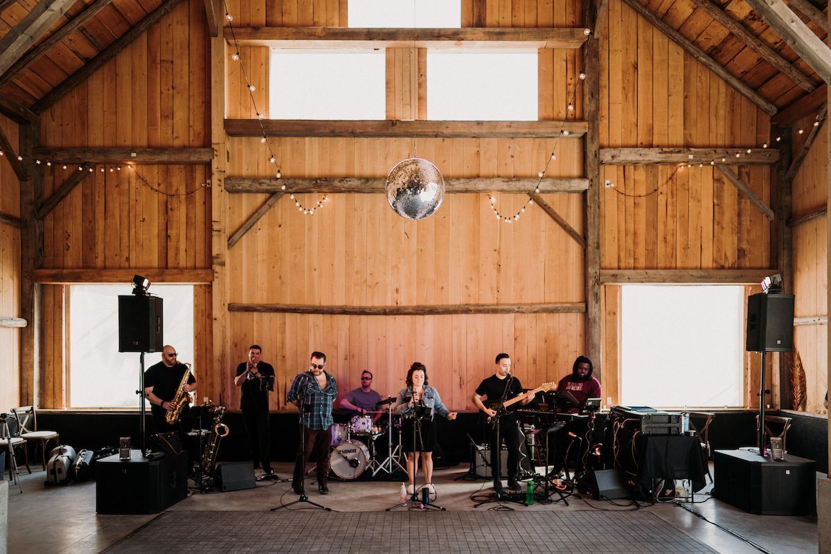 Our barn loves live music! Join us on June 22nd for a Summer Solstice concert featuring <a href="/ShermanDowney/">Sherman Downey</a>! 
Music, dancing, cider and snacks await you! 
Get your tickets at farmgatecider.ca 

📸 <a href="/laurenphoto/">Lauren Watts</a>.ca