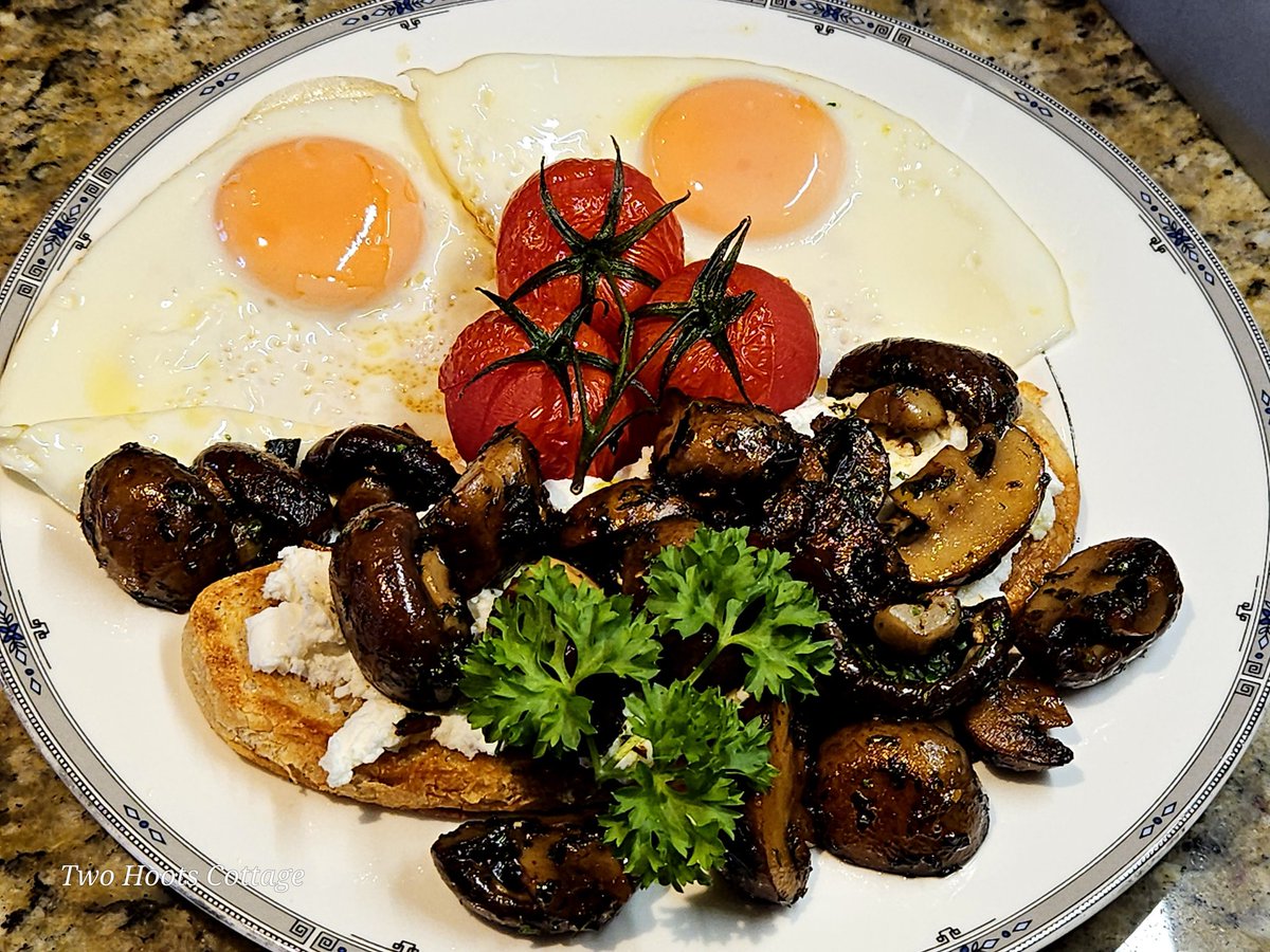The Forager Breakfast from the Two Hoots Breakfast Menu.
#penninewayguesthouse 
#foragerbreakfast
