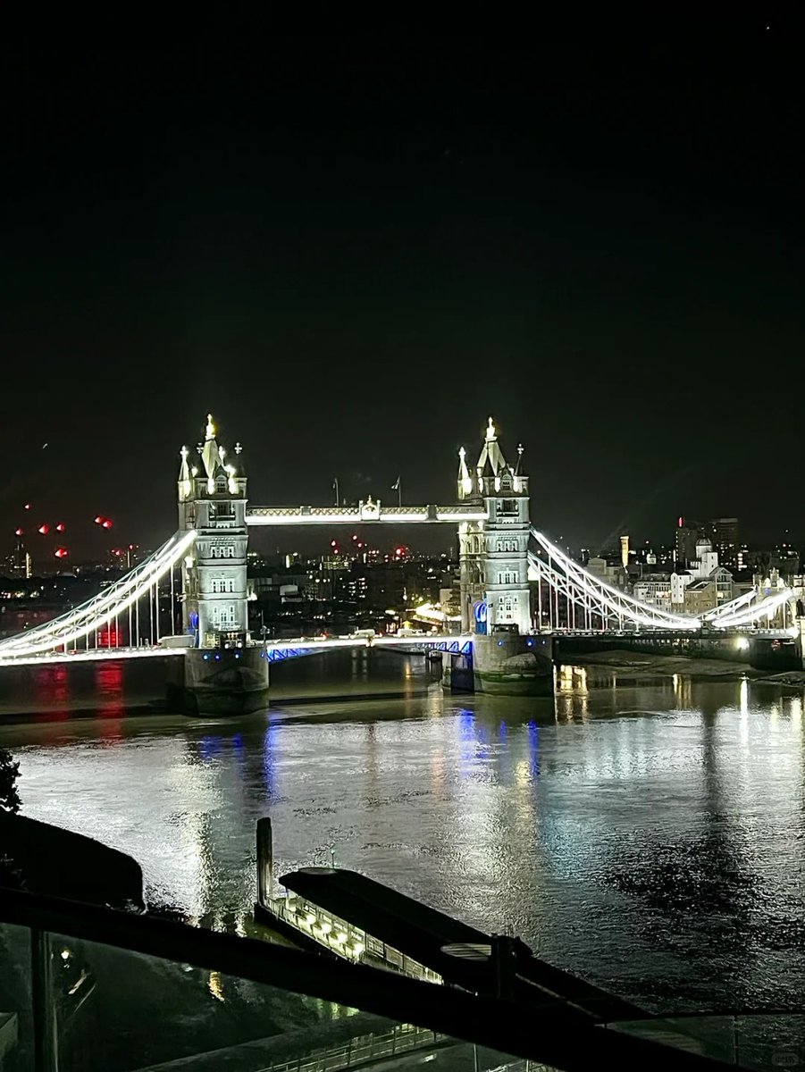 Kichi215's tweet photo. "City lights and starry nights in London" 🏙✨ https://t.co/UPGHcoEFCZ