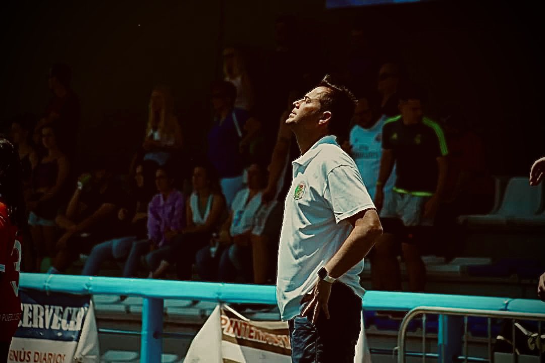 Tras una etapa de año y medio al frente del 1º equipo de la EMF Villarejo, hoy toca decir adiós. Para mi, el fútbol es como el amor, mueve el mundo, pero primero, tienes que enamorarte y estar siempre dispuesto a dar lo mejor de ti, porque es pasión, ilusión, adversidades…
