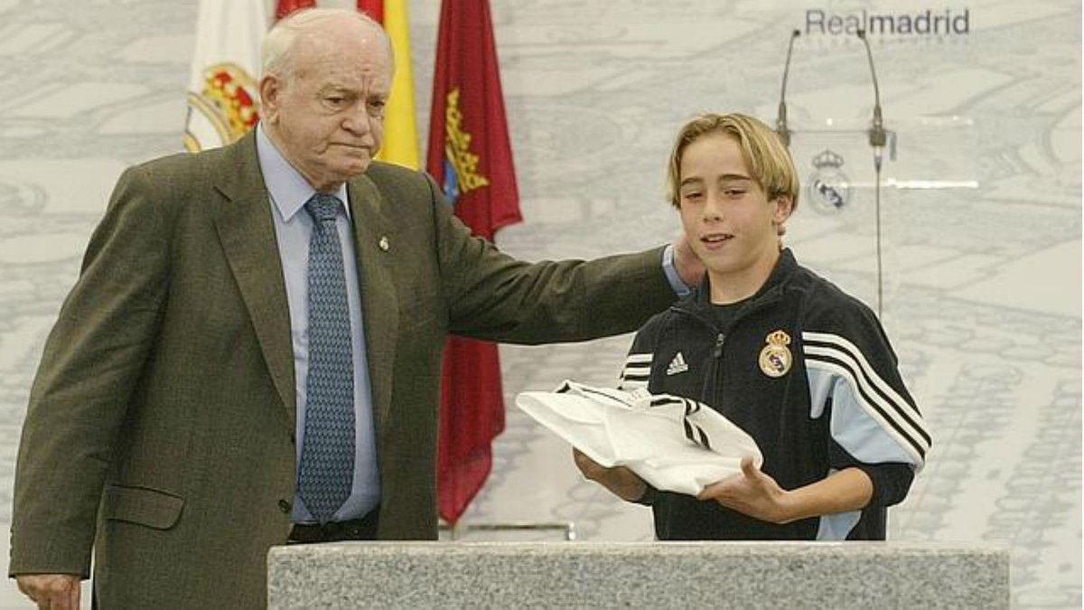Honor a quien eligió a <a href="/DaniCarvajal92/">Dani Carvajal Ramos</a>, entre cientos de chavales de la cantera, para poner la primera piedra de Valdebebas. Seis Copas de Europa. Jodido visionario.