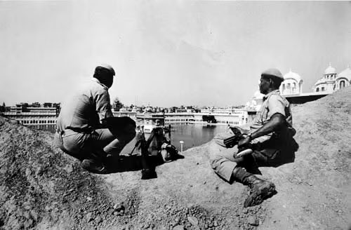 ਪੁਤ੍ਰ ਪਉਤ੍ਰ ਤਿਨ ਕੇ ਨਹੀਂ ਫਰੈਂ ॥ 
ਦੁਖ ਦੈ ਮਾਤ ਪਿਤਾ ਕੋ ਮਰੈਂ ॥ 
ਗੁਰ ਦੋਖੀ ਸਗ ਕੀ ਮ੍ਰਿਤੁ ਪਾਵੈ ॥ 
ਨਰਕ ਕੁੰਡ ਡਾਰੇ ਪਛੁਤਾਵੈ ॥੮॥

Their sons and grandsons will not prosper, they will bring grief to their parents and die. Those who bear malice toward the Guru die a dog's death; they shall