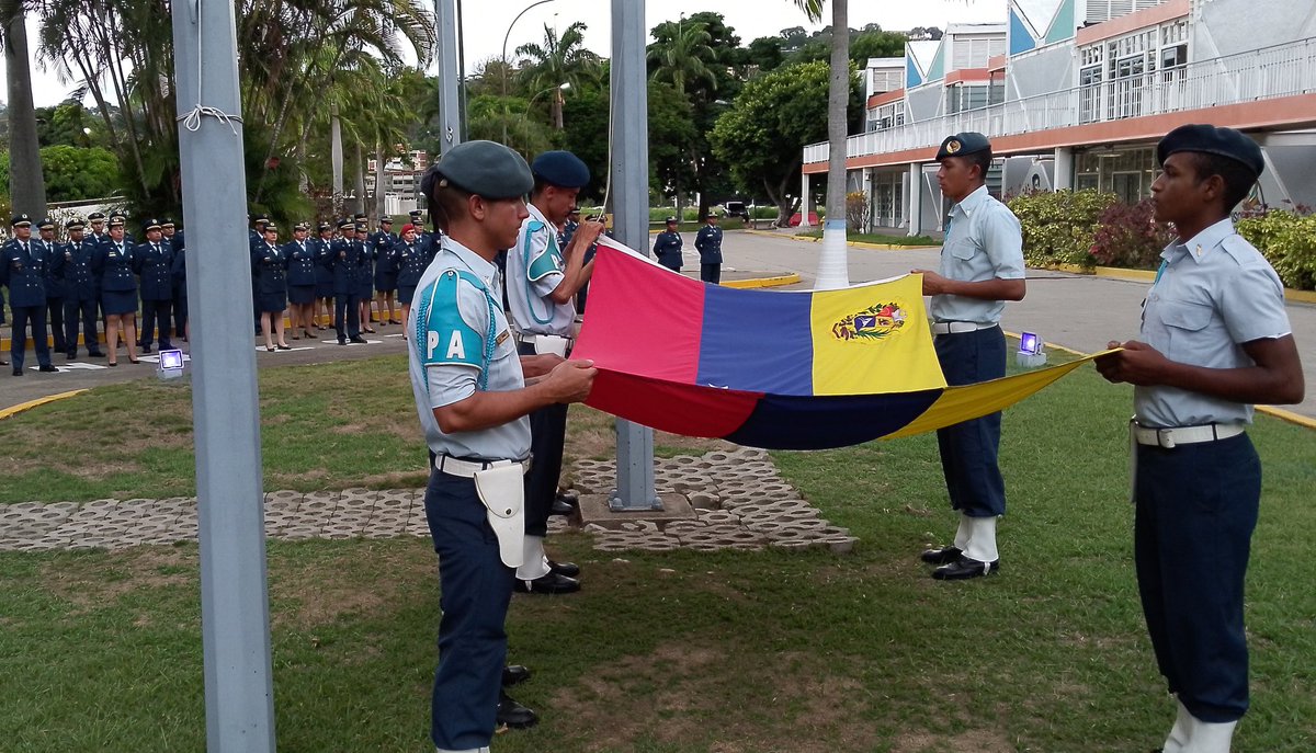 📸 #EnFotos || Desde el Edificio 27 de Noviembre, con el valor y la gallardía que nos caracterizan, las damas y caballeros del aire nos unimos en solemne Arreada para rendir homenaje a nuestro símbolo patrio: la Bandera Nacional.