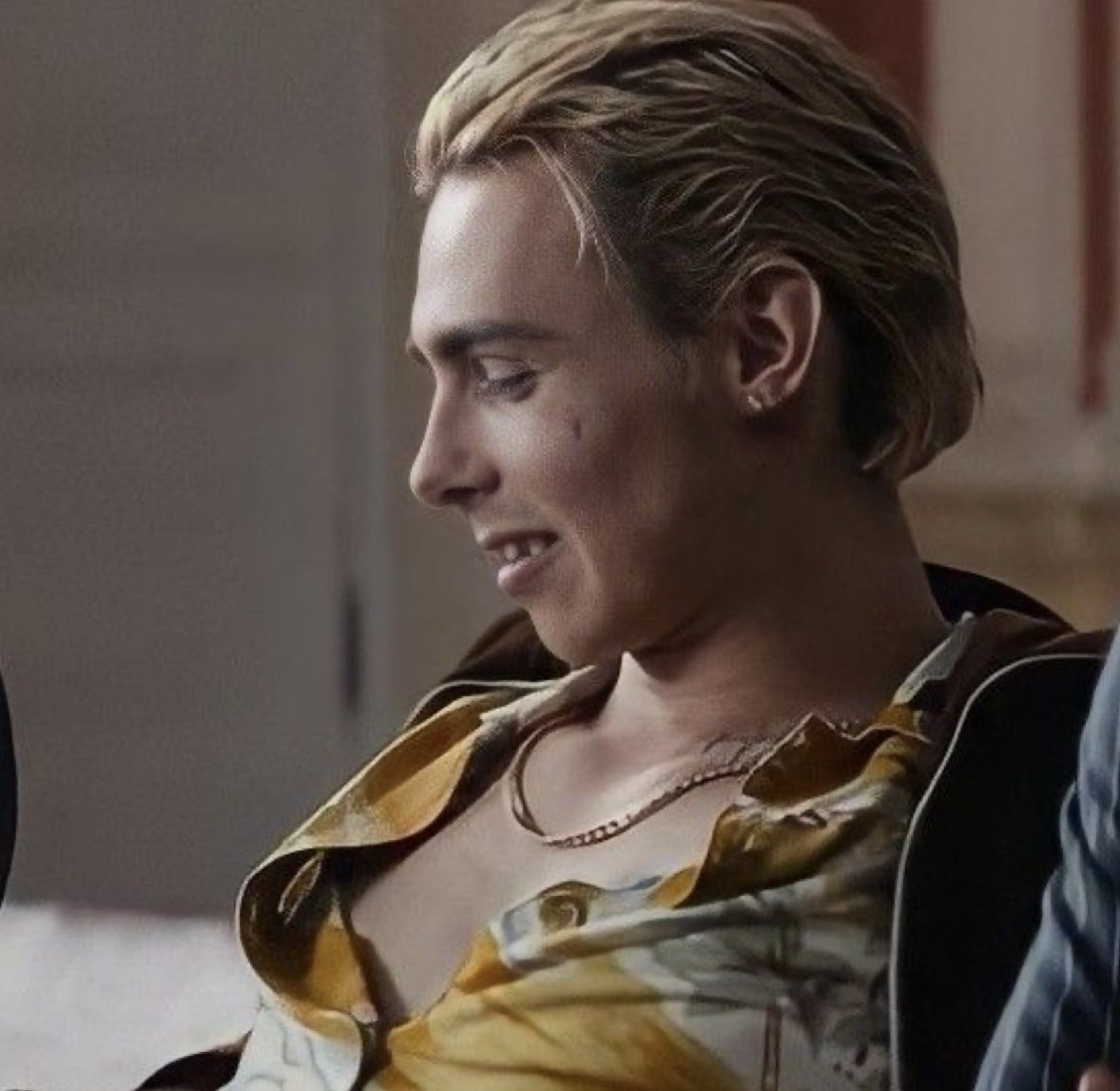 — Я  уезжаю на пару дней и квартира полностью в твоем рас.. ты можешь не вызывать проституток, когда я с тобой разговариваю?!

| #мгчд #майоргром #майоргромигра #мги |