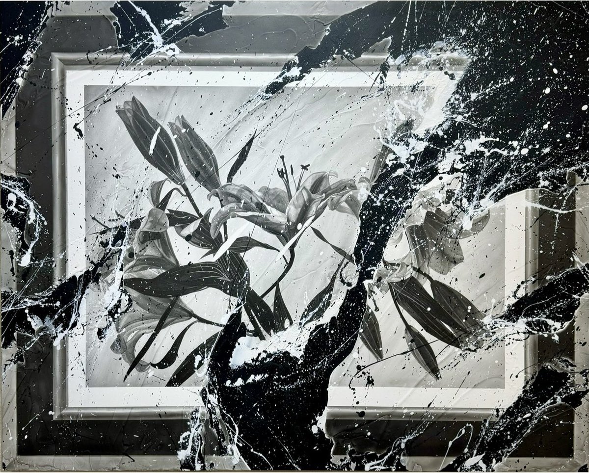 小川 日夏太 個展「Mirror,mirror」会期中です。
画像は作品「Duality painting #3」2024／727x910x30mm／鉛輩・アクリル・木製パネル・ジェッソ
Duality（2面性）シリーズ。作風は白い地塗りに10H〜10Bの鉛筆を駆使した細密画と、アクションペインティングも含むアクリルの抽象画を併用するものです。