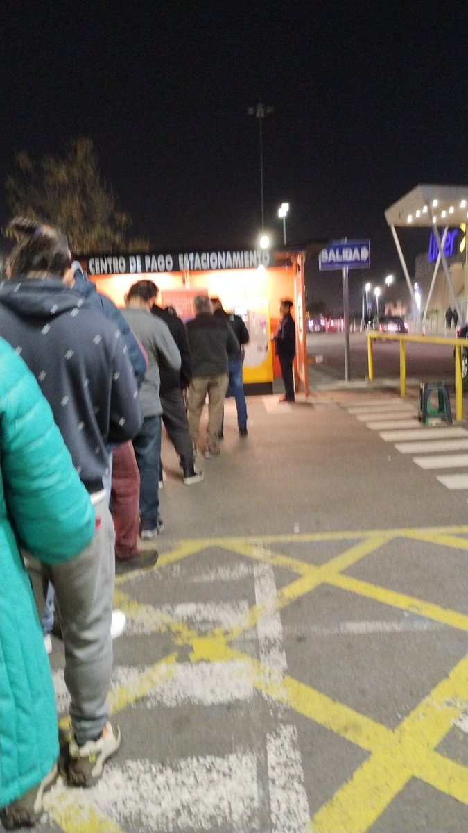 yenypoo's tweet photo. Y asi la fila para pagar el estacionamiento del #liderquilin https://t.co/mhus2fFKKz