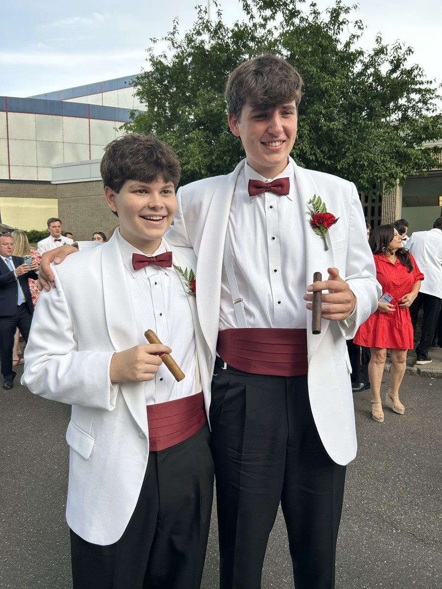 H_Francesa's tweet photo. I finally graduated high school. https://t.co/tyYCSkfHtR