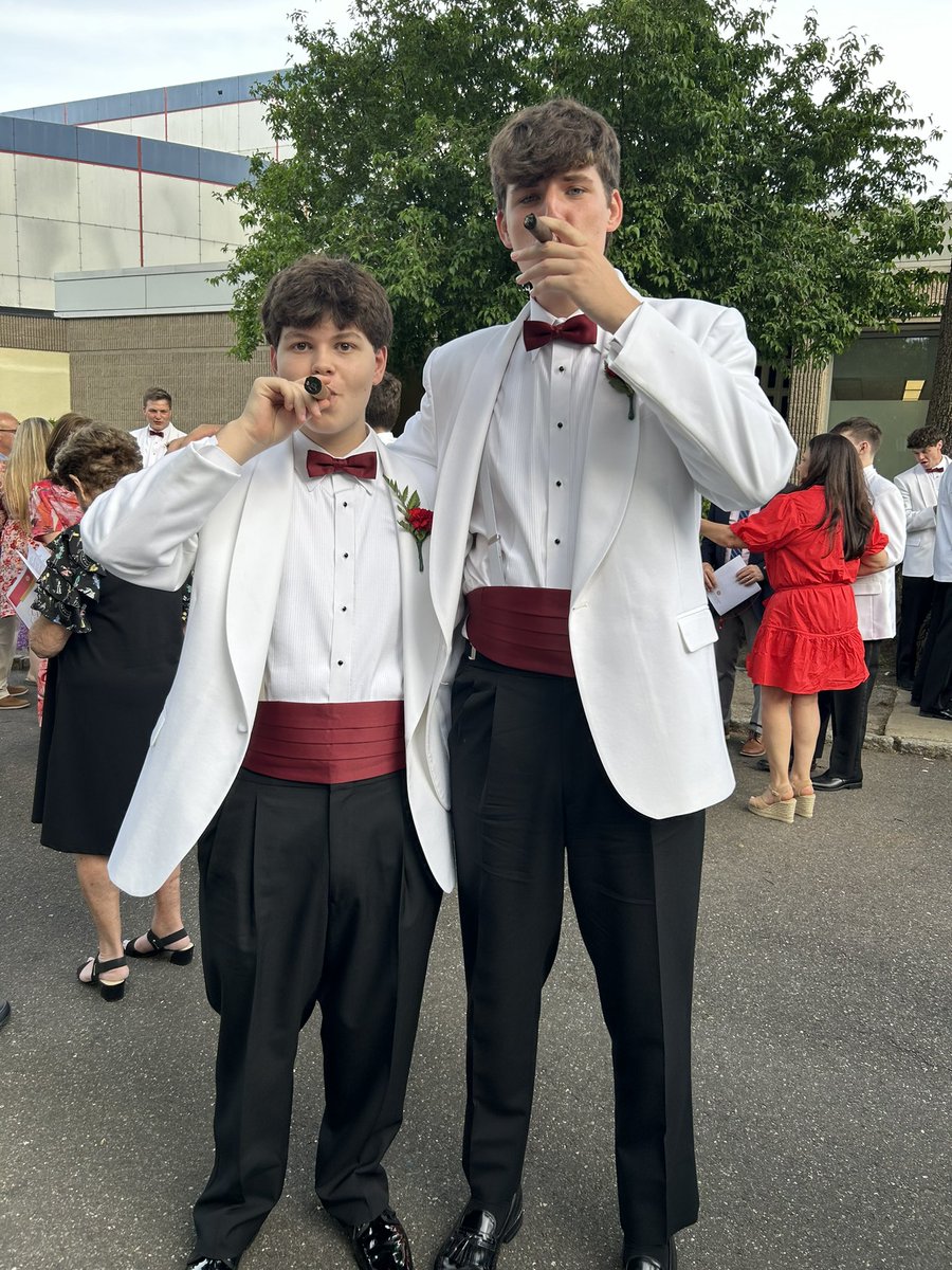 H_Francesa's tweet photo. I finally graduated high school. https://t.co/tyYCSkfHtR