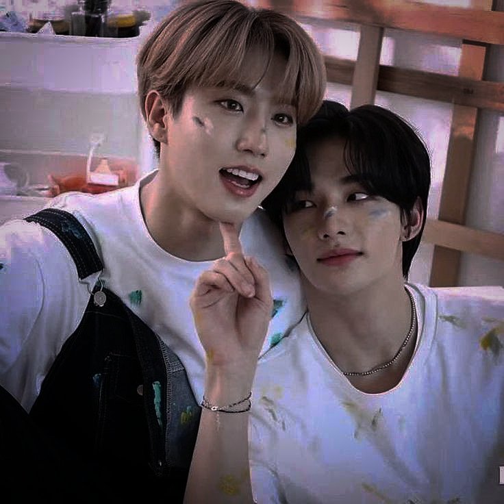 valuchocapic's tweet photo. Hyungsung | Hey you🥀 

"hey tú, sí, tú... ¿Cómo hiciste para enamorarme?"

Jîsvng nunca supo desde cuándo comenzaron a aparecer pétalos de rosas con cartas de amor en su apartamento.
Hyvnjîn perdía la cabeza y no lograba confesarse ante su mejor amigo. https://t.co/NmT5dsOqYB
