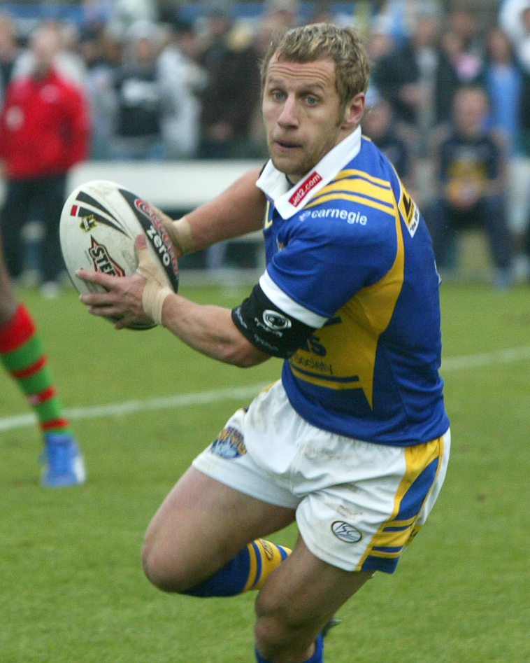 On behalf of everyone connected to the South Sydney Rabbitohs, we offer our deepest condolences to the family, friends and teammates of @leedsrhinos and England Rugby League legend, Rob Burrow CBE, following his passing from Motor Neurone Disease 💛💙 Rob was small in stature