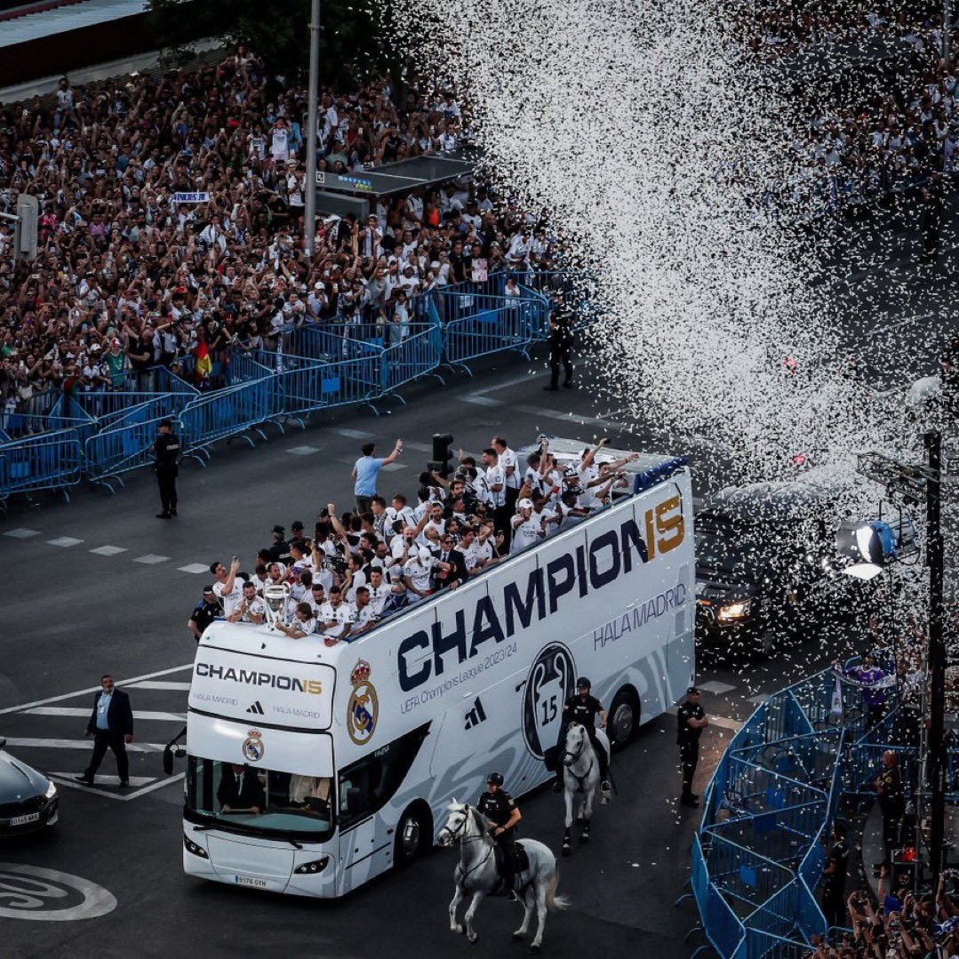 MadridXtra's tweet photo. 🚨 BREAKING: OVER 600,000 people in Madrid attended the Champions League celebrations.

550,000 at Cibeles 
80,000 at Santiago Bernabeu 
+ Community of Madrid https://t.co/FiT2HQ9o8Q