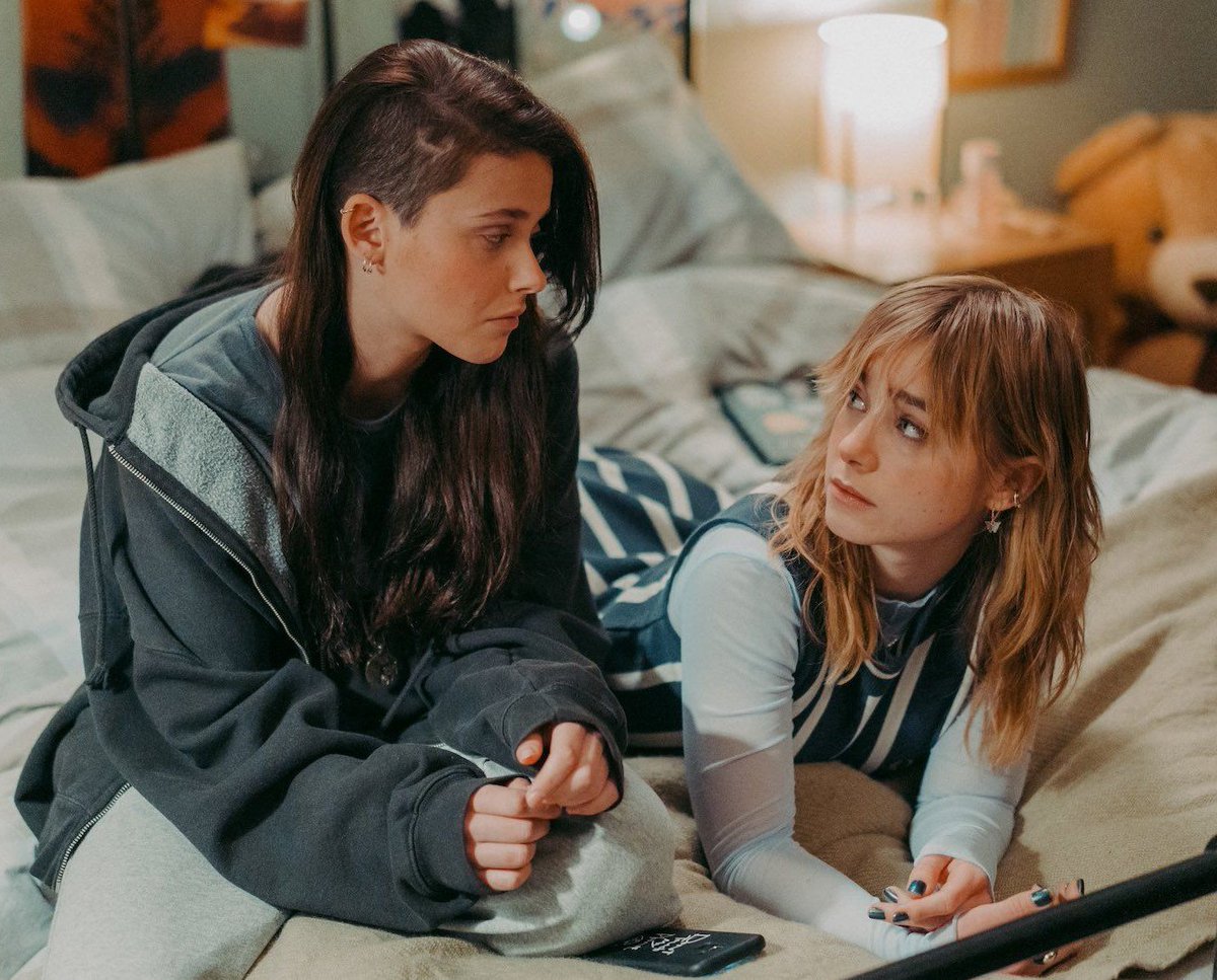 _la_giuls_'s tweet photo. Sono al penultimo episodio e penso che questa sia la serie TV più bella del momento.
Tratta dei temi molto importanti.
La depr*ssione, la violenza sess*ale, il suic*dio... Ma anche l'amicizia e il voler aiutare chi è in difficoltà. #NiUnaMás https://t.co/fzwDS6vHoe