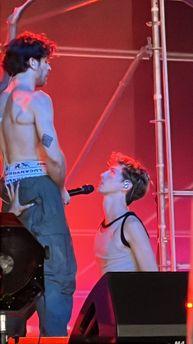 khalali22's tweet photo. troye sivan @ welovegreen. that’s it. that’s the tweet. https://t.co/VRnoTs6tUS