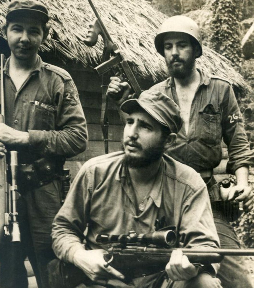 LuisRosesHdz's tweet image. A quien continuó el legado de Fidel en la conducción del país, y sigue «con el pie en el estribo», dispuesto a dar de sí para la Isla, esa que llena de sentidos la frase: « #RaúlEsRaúl 
Muchas Felicidades!!!🇨🇺🇨🇺🇨🇺