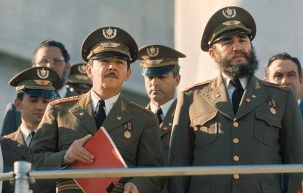 LuisRosesHdz's tweet image. A quien continuó el legado de Fidel en la conducción del país, y sigue «con el pie en el estribo», dispuesto a dar de sí para la Isla, esa que llena de sentidos la frase: « #RaúlEsRaúl 
Muchas Felicidades!!!🇨🇺🇨🇺🇨🇺