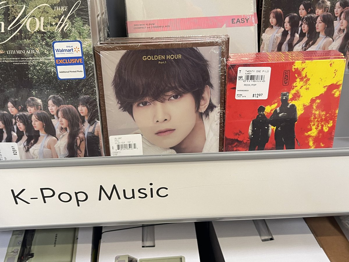 luuvsoobin's tweet image. one of these things is not like the other…