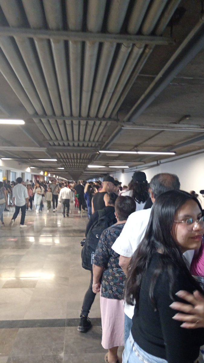 jaky_domii's tweet photo. En la casilla especial los del INE más de 500 personas se quedaron si ejercer su voto en las casilla electrónicas puesto que este es limitado #ine #cdmx #EleccionesMéxico2024 https://t.co/yJxVHu6I8h