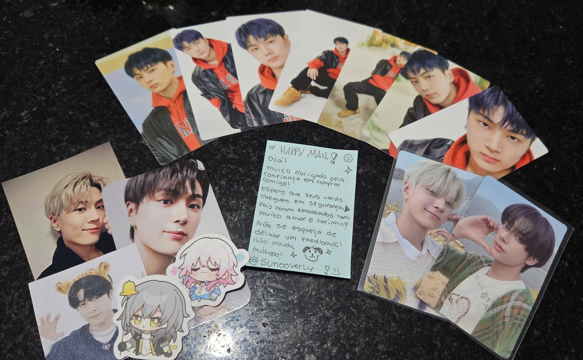 Feedback positivo para @sunooverly que me vendeu esses Jayke que iniciou minha vida collector do Enhypen 😂❤️ O processo foi super tranquilo e me enviou super rápido com esses brindes fofos 🎀 Muuuuito obrigada!! 🫶🫶