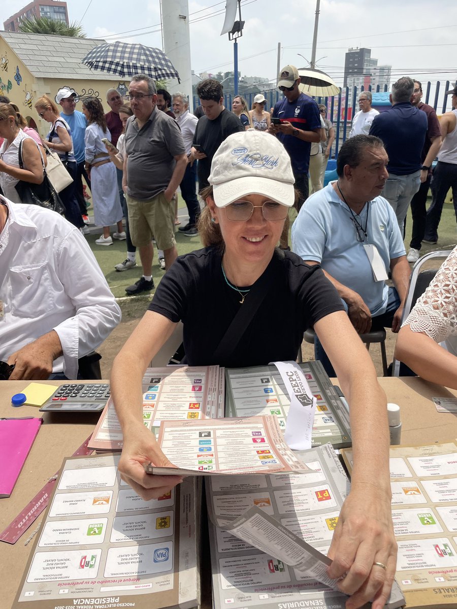 Mi madre hermosa de directora de casilla 🩷🇲🇽 gracias a todos los representantes que dieron su día por México y la democracia! #EleccionesMéxico2024