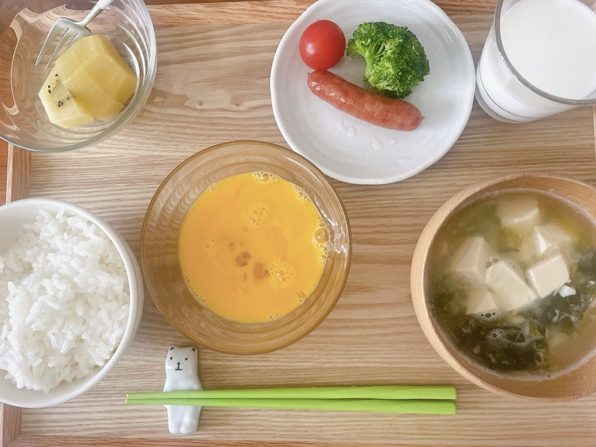 soccmama's tweet photo. おはようございます☀
いつもの朝ごはん🥚
次男は目玉焼き
長男は生卵
生卵の方が早く食べられる(飲める)から良いようです。
#朝ごはん
#おうちごはん
#小学生
#BreakfastDay https://t.co/nDn6HTZqNg