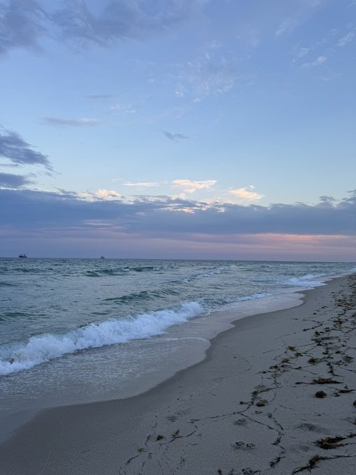 touching sand tonight gnichi https://t.co/78TlfM2xi6