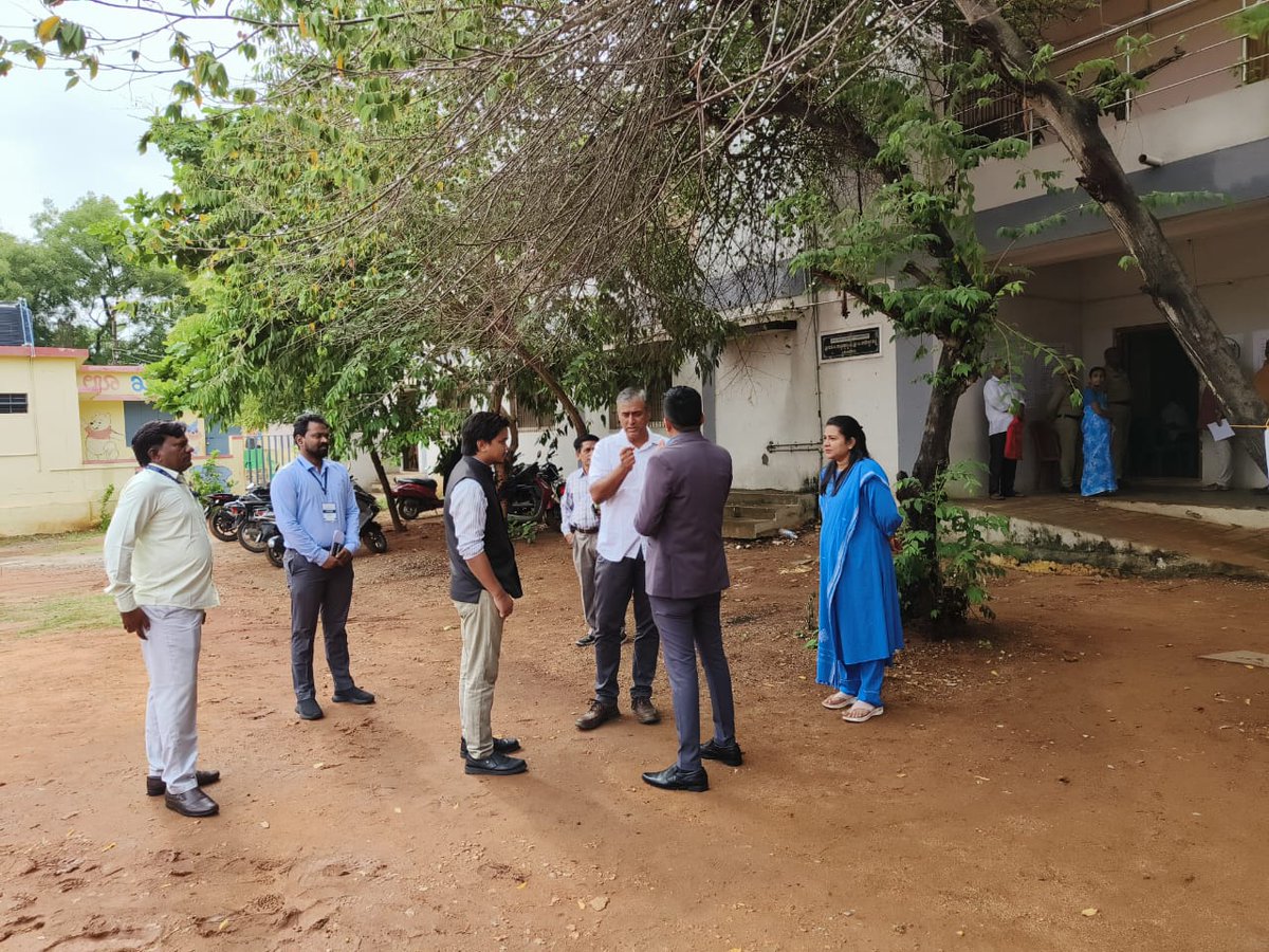 DIPR-KALABURAGI (@kalaburgivarthe) on Twitter photo #NEGC Election
ಈಶಾನ್ಯ ಕರ್ನಾಟಕ ಪದವೀಧರ ಚುನಾವಣೆ ಹಿನ್ನೆಲೆ #ಸಾಮಾನ್ಯ ವೀಕ್ಷಕ ಎಂ.ಮಹೇಶ್ವರ ರಾವ್ ಅವರು ವಿಜಯನಗರ ಜಿಲ್ಲೆಯ ಮತಗಟ್ಟೆಯೊಂದಕ್ಕೆ ಭೇಟಿ ನೀಡಿ ಮತದಾನ ಕಾರ್ಯ ಪರಿಶೀಲಿಸಿದರು
<a href="/ECISVEEP/">Election Commission of India</a> <a href="/SpokespersonECI/">Spokesperson ECI</a> <a href="/DCKalaburagi/">DC Kalaburagi</a> <a href="/deokalaburagi/">deokalaburagi</a> <a href="/ceo_karnataka/">Chief Electoral Officer, Karnataka</a> <a href="/KarnatakaVarthe/">DIPR Karnataka</a> <a href="/MiraskarRavi/">Ravi Miraskar</a> #NEGC Election
ಈಶಾನ್ಯ ಕರ್ನಾಟಕ ಪದವೀಧರ ಚುನಾವಣೆ ಹಿನ್ನೆಲೆ #ಸಾಮಾನ್ಯ ವೀಕ್ಷಕ ಎಂ.ಮಹೇಶ್ವರ ರಾವ್ ಅವರು ವಿಜಯನಗರ ಜಿಲ್ಲೆಯ ಮತಗಟ್ಟೆಯೊಂದಕ್ಕೆ ಭೇಟಿ ನೀಡಿ ಮತದಾನ ಕಾರ್ಯ ಪರಿಶೀಲಿಸಿದರು
<a href="/ECISVEEP/">Election Commission of India</a> <a href="/SpokespersonECI/">Spokesperson ECI</a> <a href="/DCKalaburagi/">DC Kalaburagi</a> <a href="/deokalaburagi/">deokalaburagi</a> <a href="/ceo_karnataka/">Chief Electoral Officer, Karnataka</a> <a href="/KarnatakaVarthe/">DIPR Karnataka</a> <a href="/MiraskarRavi/">Ravi Miraskar</a>