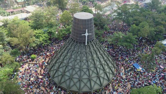 GiraffeSights's tweet photo. Thousands trek from across Uganda to honor the Namugongo Martyrs. 

Join us in celebrating this iconic event that unites faith and community. 

#Namugongo #MartyrsDay #UgandaMartyrsDay #ExploreUganda https://t.co/xMdEHICgqc