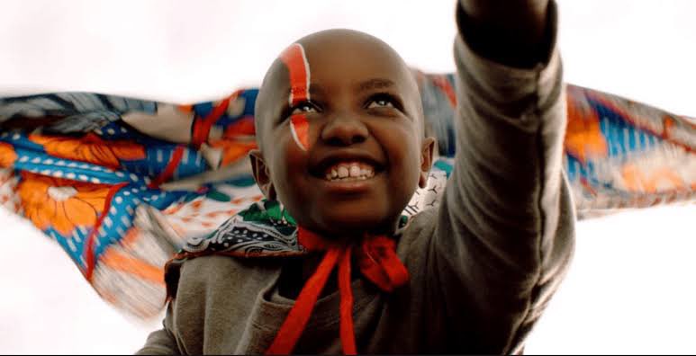 Nizoca's tweet image. Assisti ao filme mais comovente e criativo do mundo. #SupaModo é imperdível. 

Jo é uma garotinha queniana com uma doença terminal. O sonho dela é ser super-heroína. A comunidade dela faz acontecer. 

Obrigada, @mau10, por me mostrar o trailer anos atrás