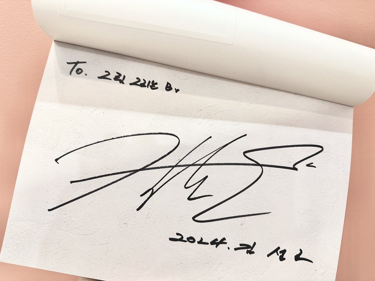 bbbbbb0508's tweet image. 우아.. 그림 그리는 B ))로 처음 받은 사인🤍
광고 디자인 당첨 이벤트가 있는지도 모르고..
디자인 제출 마감 몇 시간 전, 참여라도 해봐야지-
하고 열심히 만든 버스 광고 디자인이 감사하게도
두 개나 나란히 당첨되어 설레는 마음이었는데..
서노 싸인까지 🤍🤍🤍