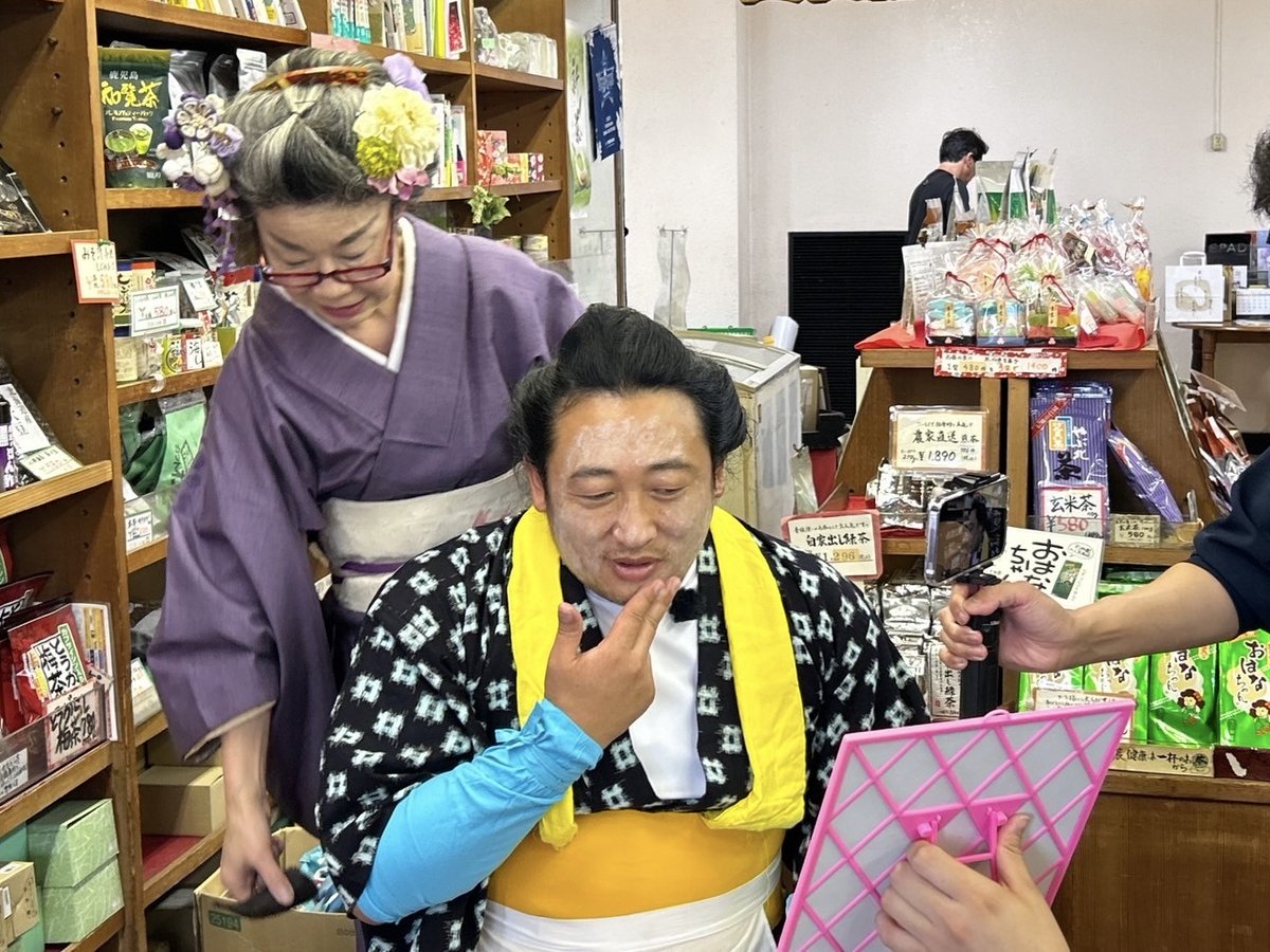 akiyama_rokemap's tweet photo. 明日のアロチは【横浜磯子区・完結編】

秋山さんの変身シーンをお届け🎩✨
何で顔を白く塗っているのかわかりますか〜？👀

詳しくは明日夜11時6分〜の放送をご覧ください！
#秋山ロケの地図 #アロチ
#ロバート秋山 #秋山竜次
#三山ひろし #髙木菜那 #スピードスケート
#横浜市 #磯子区 https://t.co/eXrCj23lCf