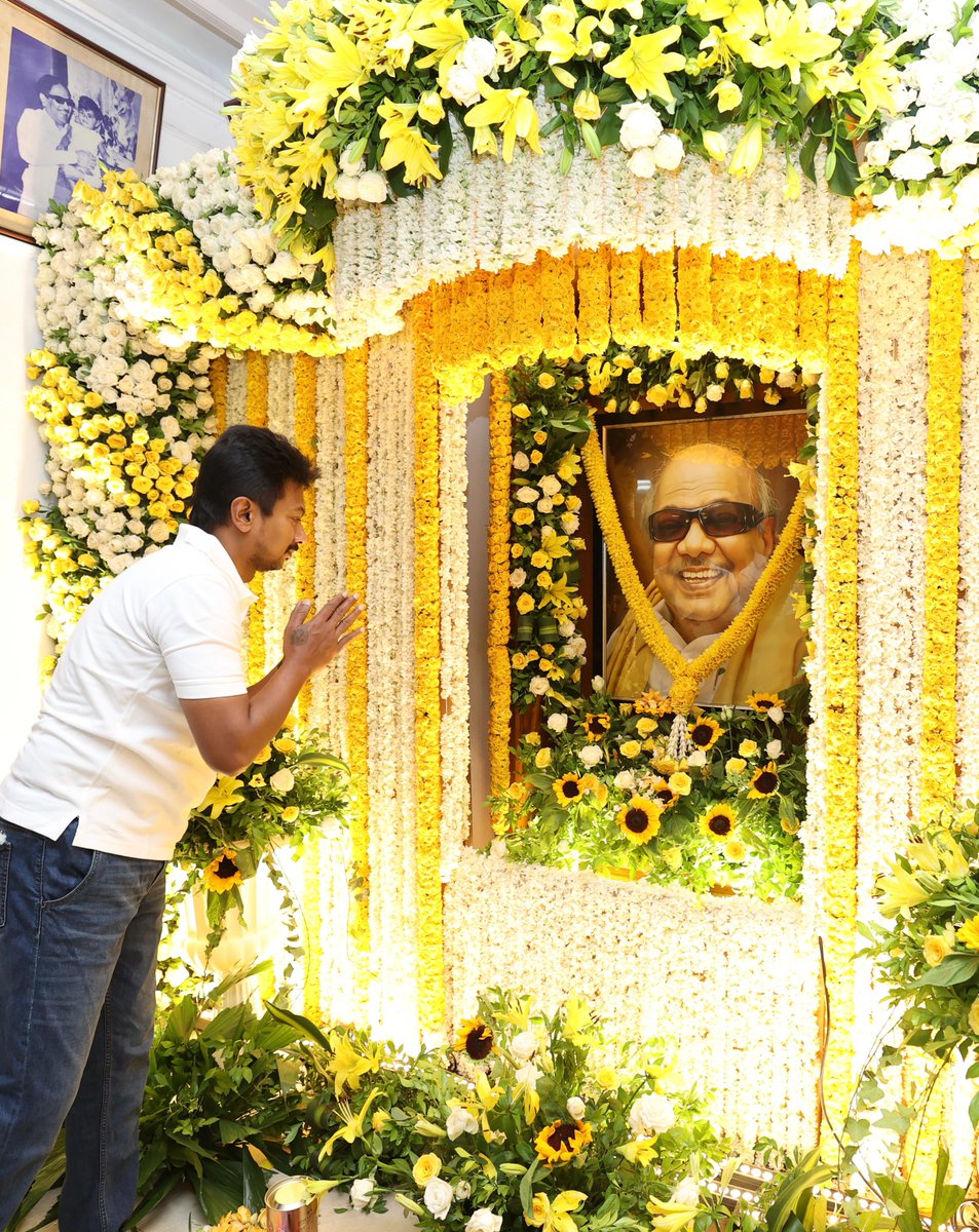 Udhaystalin's tweet image. திராவிட இயக்கத்தின் தலைமைச் செயலகமாக அரை நூற்றாண்டுக்கும் மேல் தமிழ்நாட்டு அரசியலின் திசையைத் தீர்மானித்த கோபாலபுரம் இல்லத்தில் நூற்றாண்டு நாயகர் முத்தமிழறிஞர் கலைஞர் அவர்களின் திருவுருவப் படத்திற்கு அவரது பிறந்தநாளான இன்று கழகத் தலைவர் மாண்புமிகு முதலமைச்சர் @mkstalin அவர்களோடு…