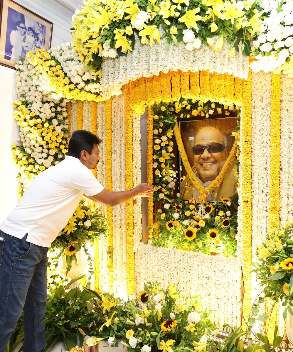 Udhaystalin's tweet image. திராவிட இயக்கத்தின் தலைமைச் செயலகமாக அரை நூற்றாண்டுக்கும் மேல் தமிழ்நாட்டு அரசியலின் திசையைத் தீர்மானித்த கோபாலபுரம் இல்லத்தில் நூற்றாண்டு நாயகர் முத்தமிழறிஞர் கலைஞர் அவர்களின் திருவுருவப் படத்திற்கு அவரது பிறந்தநாளான இன்று கழகத் தலைவர் மாண்புமிகு முதலமைச்சர் @mkstalin அவர்களோடு…