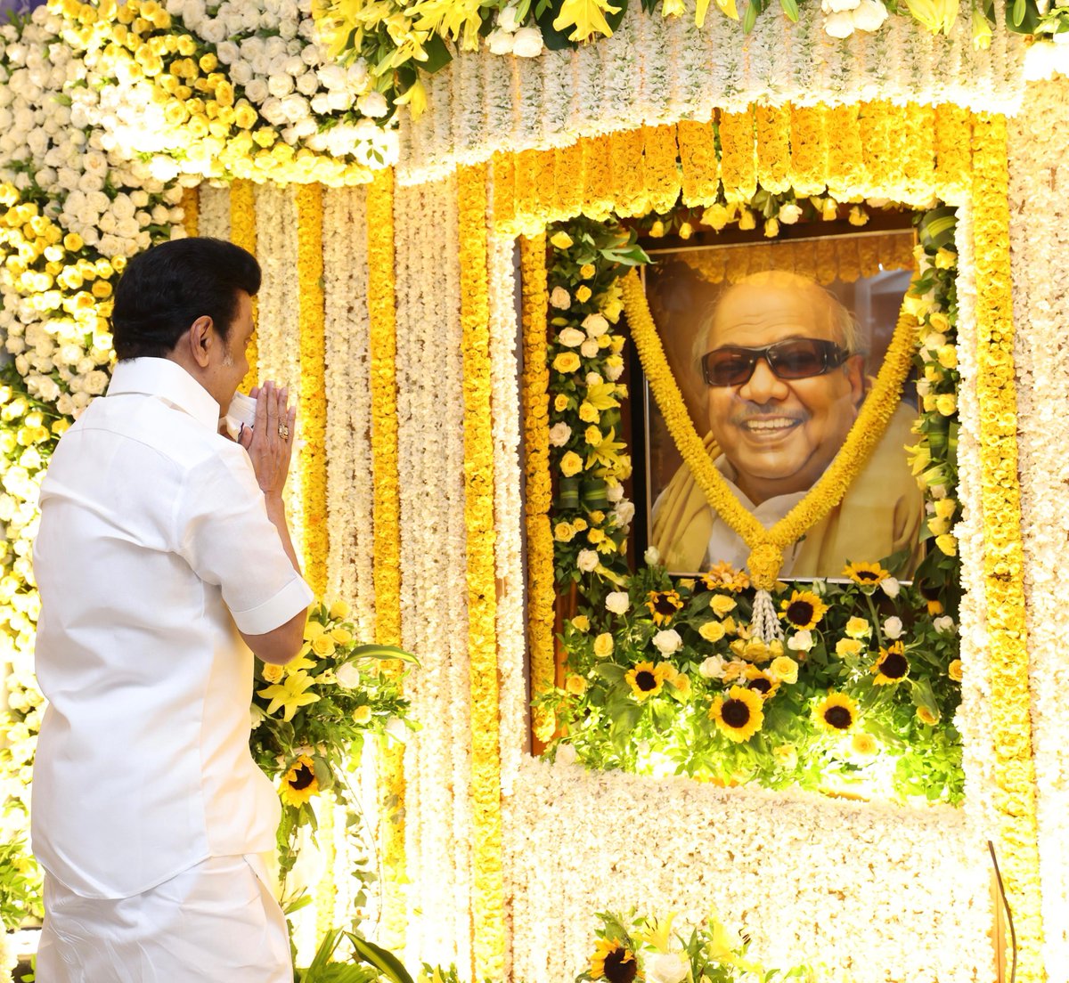 Udhaystalin's tweet image. திராவிட இயக்கத்தின் தலைமைச் செயலகமாக அரை நூற்றாண்டுக்கும் மேல் தமிழ்நாட்டு அரசியலின் திசையைத் தீர்மானித்த கோபாலபுரம் இல்லத்தில் நூற்றாண்டு நாயகர் முத்தமிழறிஞர் கலைஞர் அவர்களின் திருவுருவப் படத்திற்கு அவரது பிறந்தநாளான இன்று கழகத் தலைவர் மாண்புமிகு முதலமைச்சர் @mkstalin அவர்களோடு…