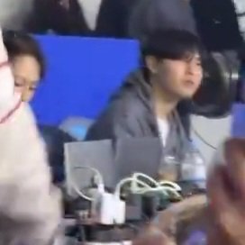 etc527's tweet photo. 강아지 콘서트 목격짤마다 비범함이 남다름ㅋㅋㅋ

윈둥이들 표정으로 서서 1열 폰카찍기
콘솔에서 공연보기(아직도 궁금함..
얼굴확인시키려고 눈맞추면서 마스크내리기
공연중에 냅다 선물내밀기💝 https://t.co/A2pG1yKf2w