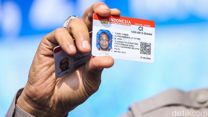 detikoto's tweet image. #Foto Korlantas Polri resmi menerbitkan Surat Izin Mengemudi (SIM) golongan C1 di seluruh Indonesia mulai hari ini. SIM C1 berlaku untuk motor 250-500 cc. Begini penampakannya!

&amp;gt;&amp;gt; dtk.id/NTYB8N

Foto: Rifkianto Nugroho/detikOto

#detikoto #SIMCI #SIM #Korlantas