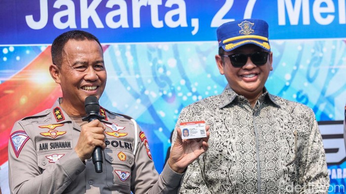 detikoto's tweet image. #Foto Korlantas Polri resmi menerbitkan Surat Izin Mengemudi (SIM) golongan C1 di seluruh Indonesia mulai hari ini. SIM C1 berlaku untuk motor 250-500 cc. Begini penampakannya!

&amp;gt;&amp;gt; dtk.id/NTYB8N

Foto: Rifkianto Nugroho/detikOto

#detikoto #SIMCI #SIM #Korlantas