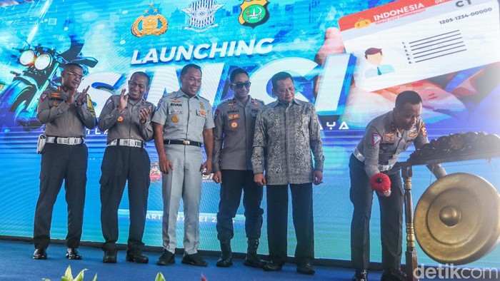 detikoto's tweet image. #Foto Korlantas Polri resmi menerbitkan Surat Izin Mengemudi (SIM) golongan C1 di seluruh Indonesia mulai hari ini. SIM C1 berlaku untuk motor 250-500 cc. Begini penampakannya!

&amp;gt;&amp;gt; dtk.id/NTYB8N

Foto: Rifkianto Nugroho/detikOto

#detikoto #SIMCI #SIM #Korlantas