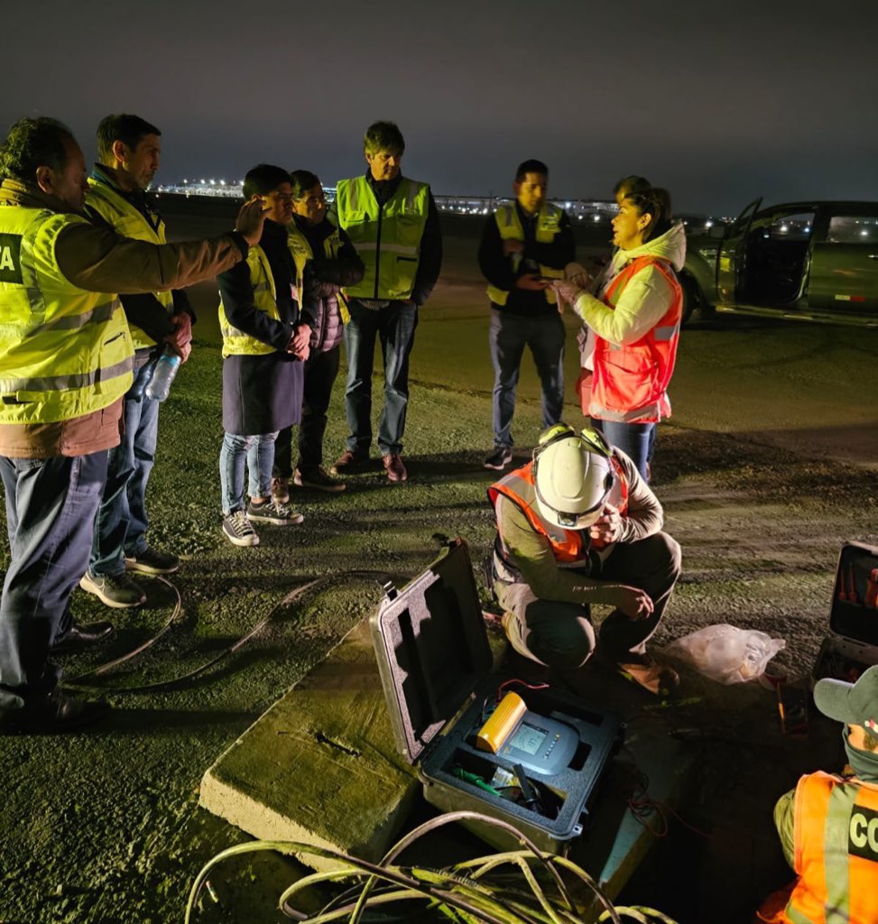 #AHORA En estos momentos, el congresista, <a href="/wilsonsotop/">Wilson Soto Palacios</a>, pdte. de la <a href="/CODECOperu/">Comisión de Defensa del Consumidor 2023-2024</a>, junto a nuestro gerente general, Juan José Salmón, y representantes de Corpac del <a href="/MTC_GobPeru/">Ministerio de Transportes y Comunicaciones</a>, verifican el estado de las luces de la pista de aterrizaje del Aeropuerto Internacional #JorgeChávez.