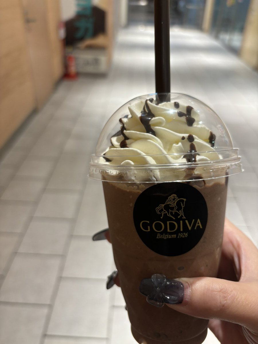 catherine_JP's tweet photo. #ゴディバ のショコリキサー カカオ31%  
 #ショコリキサー飲んでみたよ
今日のランチは甘いものが飲みたかった！
さすがGODIVAだから満たされた！
午後も仕事頑張る💪 https://t.co/YgPy5zw9op